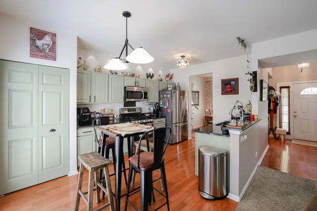 $380,000 | 7 Michael Court, Lake In The Hills, IL 60156