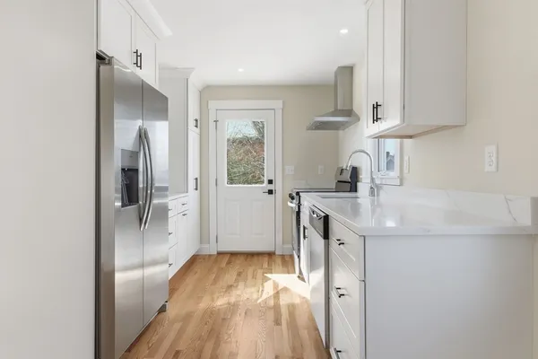 $3,700 | 20 Beacon Street, Unit 2, Gloucester, MA 01930