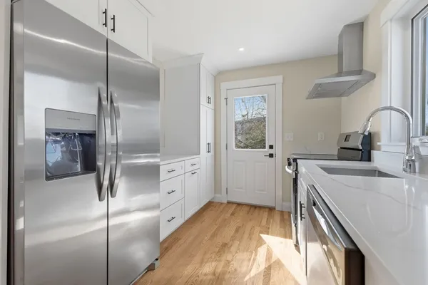 $3,700 | 20 Beacon Street, Unit 2, Gloucester, MA 01930