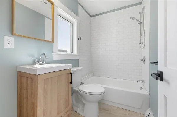 $3,700 | 20 Beacon Street, Unit 2, Gloucester, MA 01930