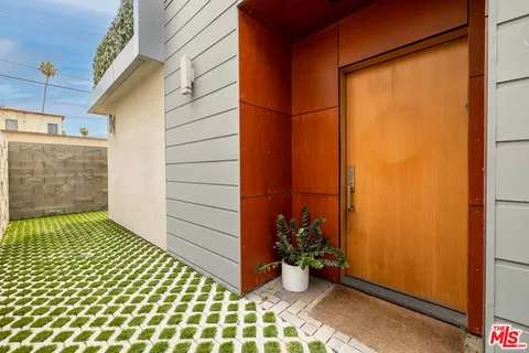 $5,995 | 1434 1/2 South Sycamore Avenue, Los Angeles, CA 90019