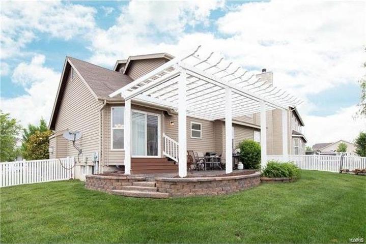 37 Spring Borough Court O'Fallon, MO 63368 - Photo 2 of 3