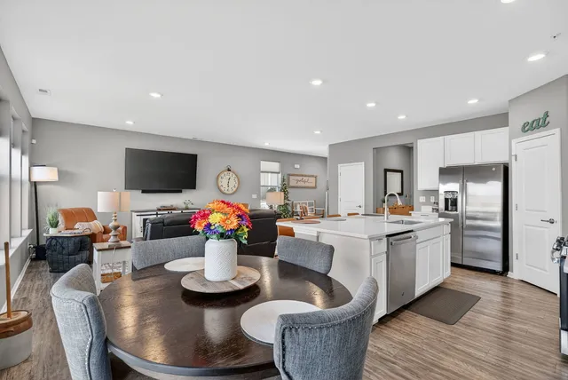 $379,900 | 1008 Moraine Drive, South Elgin, IL 60177