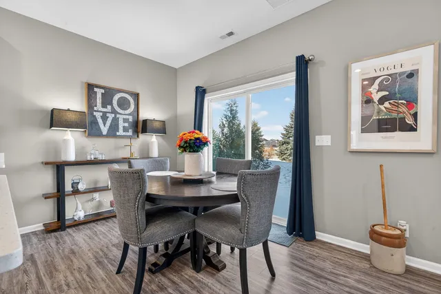 $379,900 | 1008 Moraine Drive, South Elgin, IL 60177