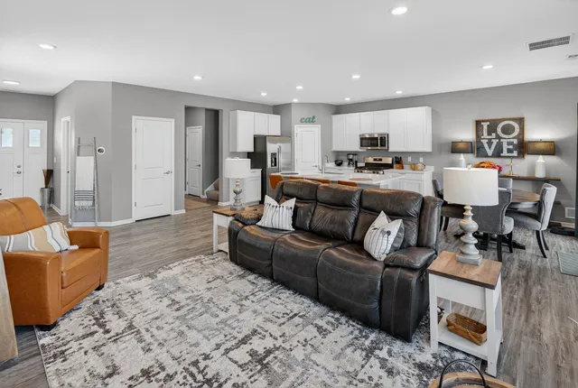 $379,900 | 1008 Moraine Drive, South Elgin, IL 60177