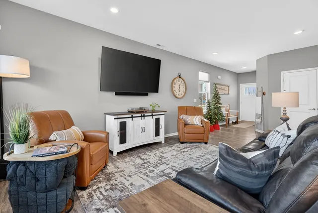 $379,900 | 1008 Moraine Drive, South Elgin, IL 60177