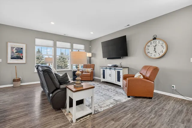 $379,900 | 1008 Moraine Drive, South Elgin, IL 60177