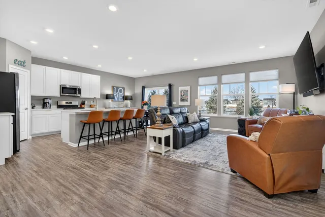 $379,900 | 1008 Moraine Drive, South Elgin, IL 60177