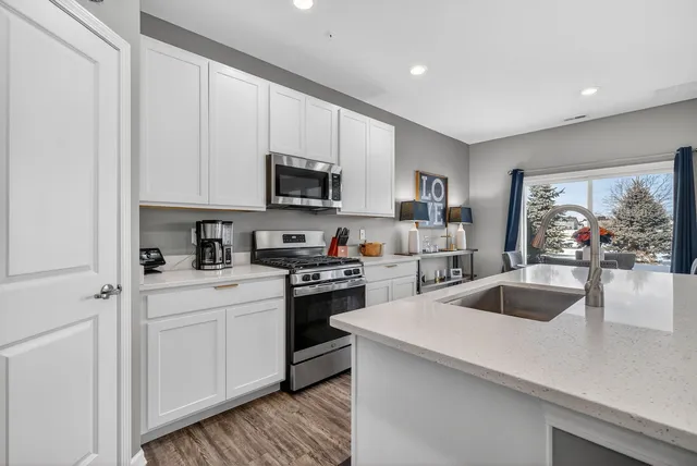 $379,900 | 1008 Moraine Drive, South Elgin, IL 60177