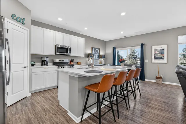 $379,900 | 1008 Moraine Drive, South Elgin, IL 60177