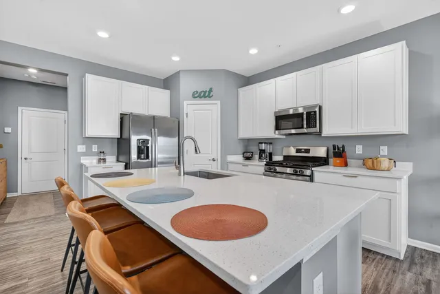 $379,900 | 1008 Moraine Drive, South Elgin, IL 60177