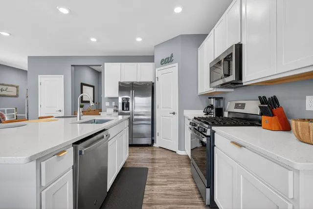 $379,900 | 1008 Moraine Drive, South Elgin, IL 60177