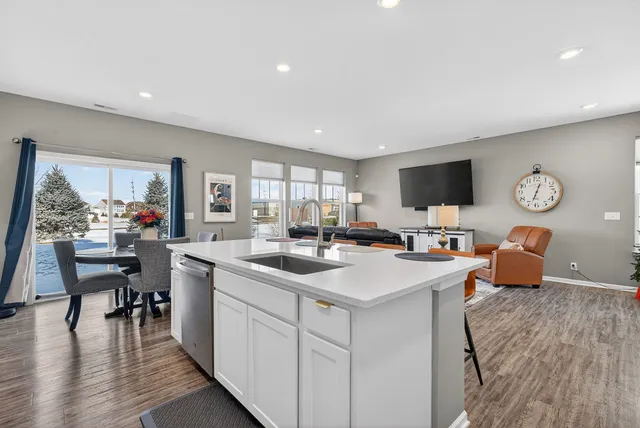 $379,900 | 1008 Moraine Drive, South Elgin, IL 60177