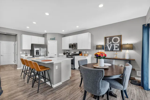 $379,900 | 1008 Moraine Drive, South Elgin, IL 60177