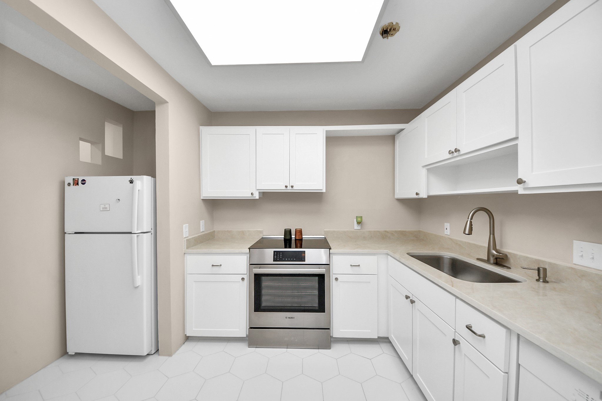 3540 Yupon Street Houston, TX 77006 - Photo 15 of 22 a kitchen with white cabinets and white appliances