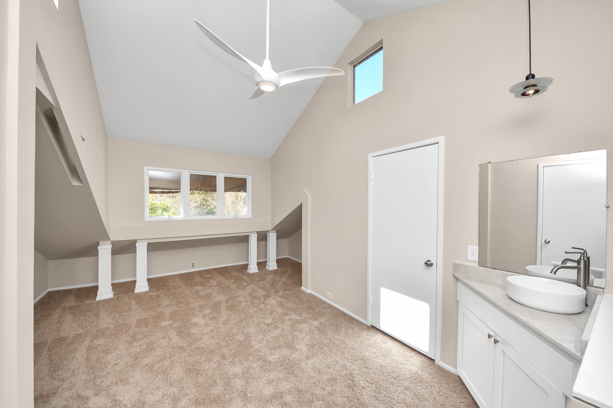 3540 Yupon Street Houston, TX 77006 - Photo 20 of 22 a view of room with furniture and a window