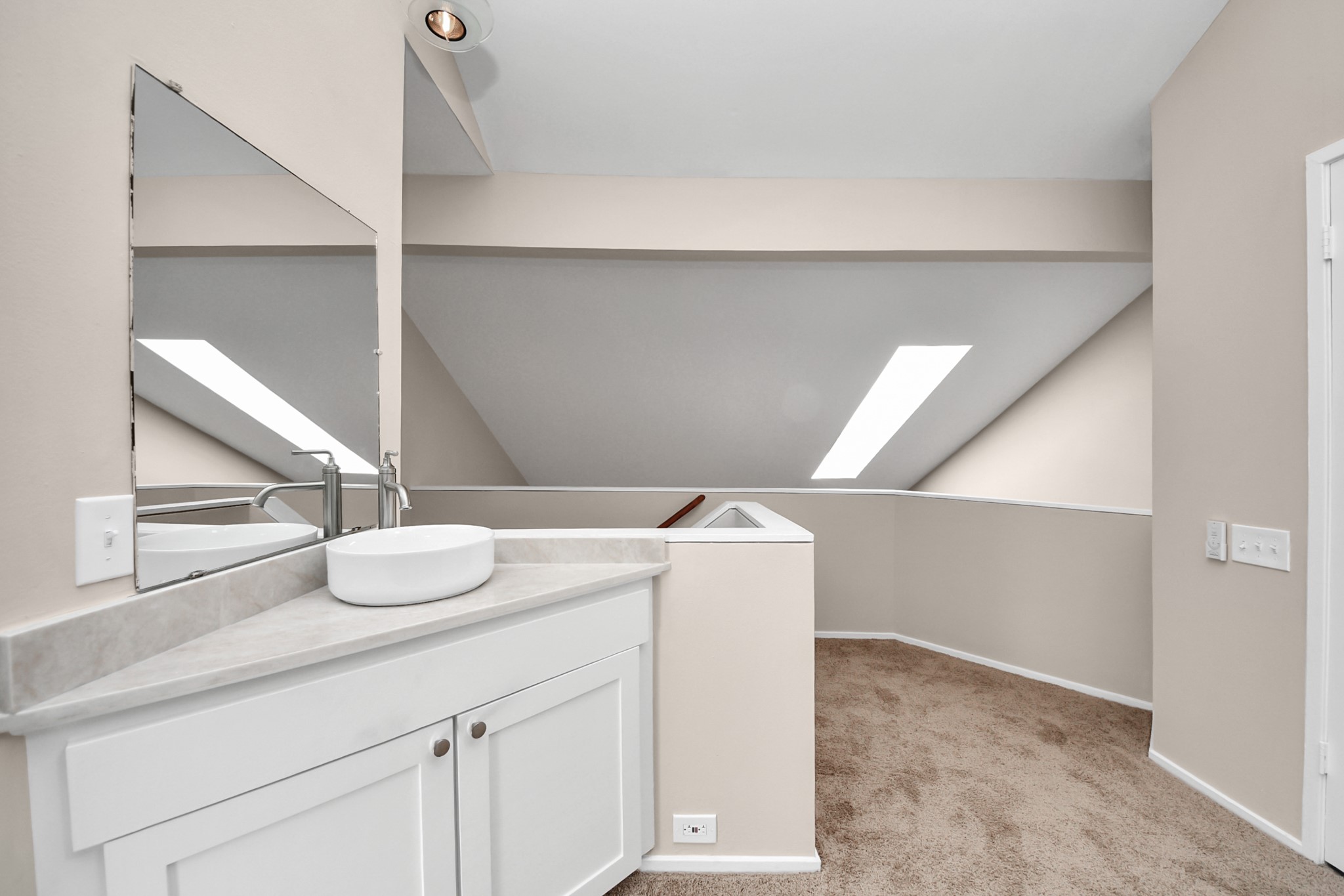 3540 Yupon Street Houston, TX 77006 - Photo 22 of 22 a bathroom with a sink and a mirror