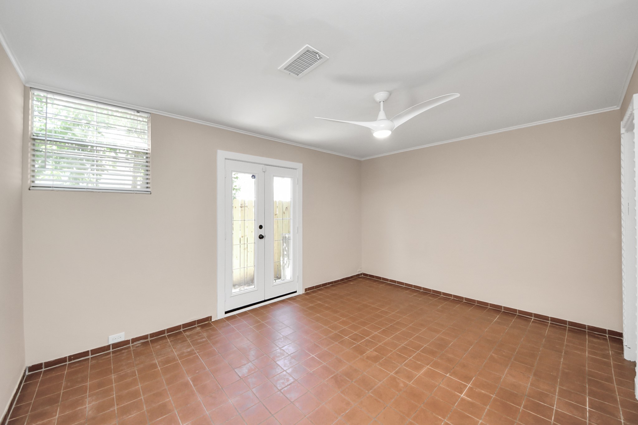 3540 Yupon Street Houston, TX 77006 - Photo 5 of 22 an empty room with windows