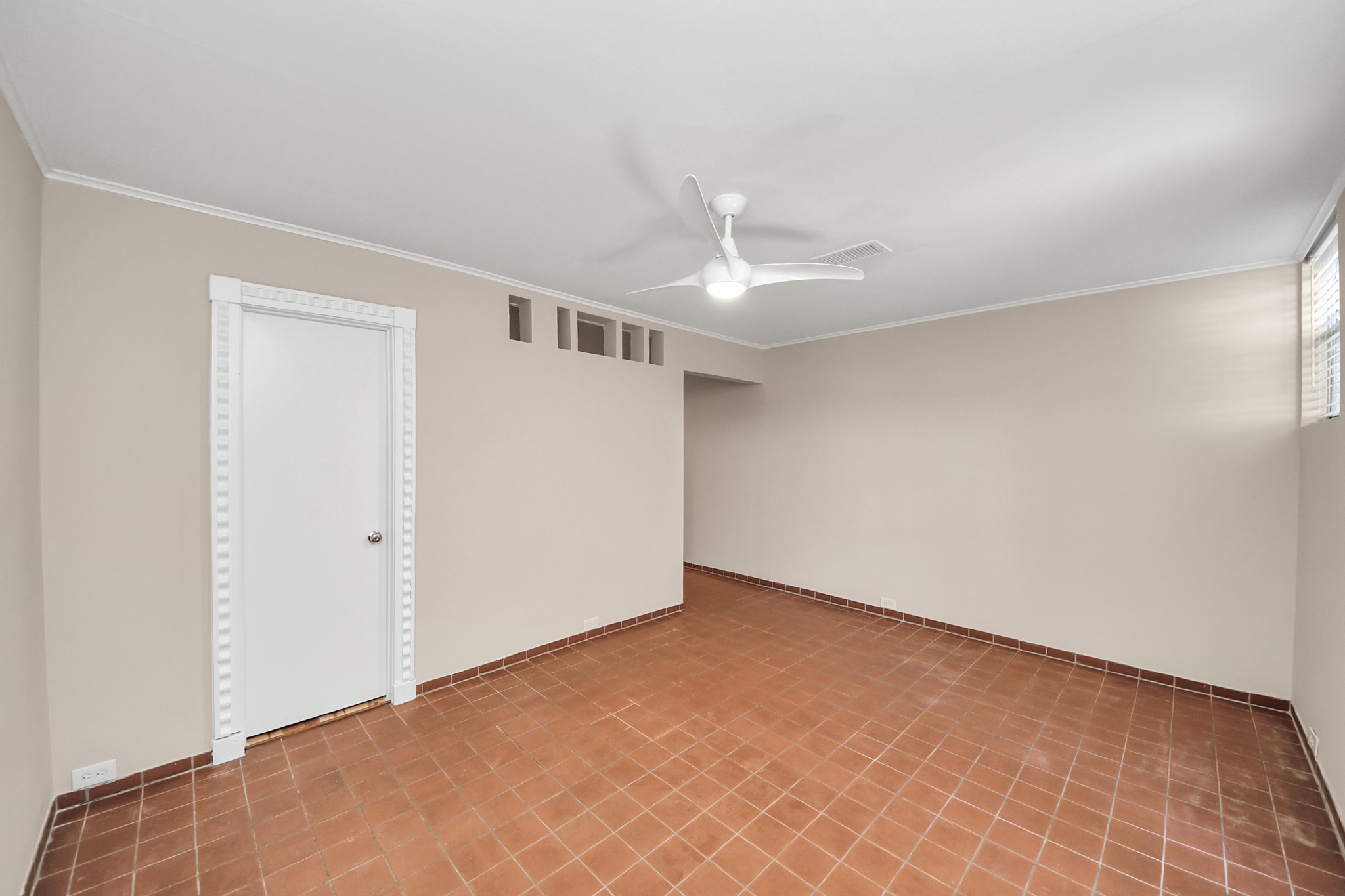 3540 Yupon Street Houston, TX 77006 - Photo 6 of 22 an empty room with a ceiling fan and a window