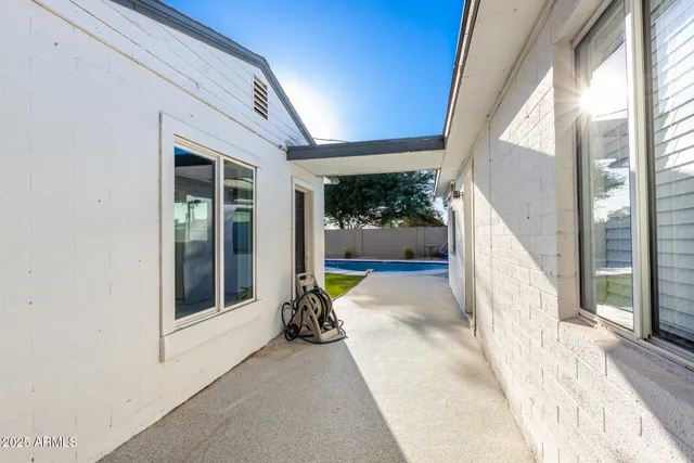 a view of a backyard