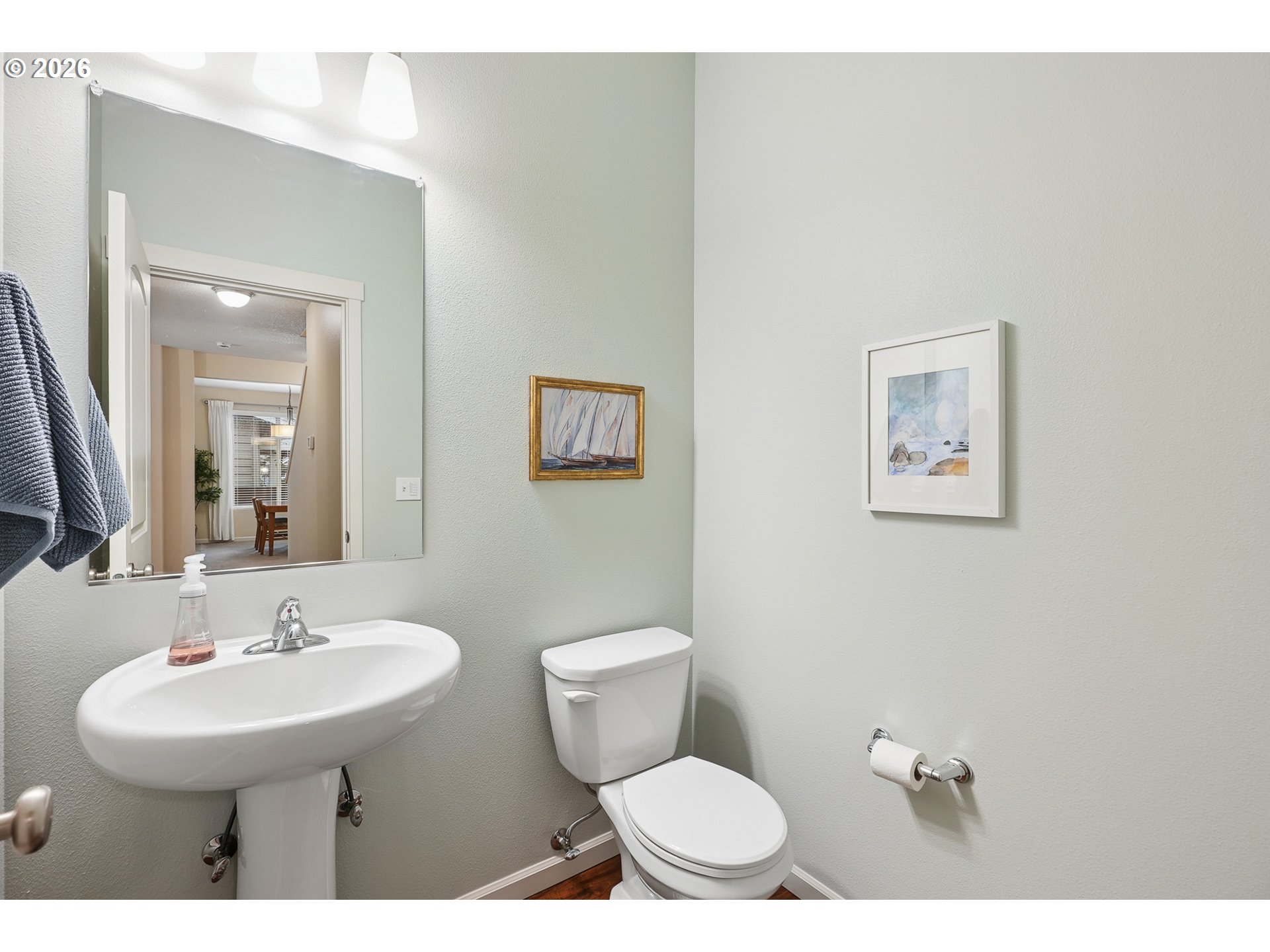 504 North Allen Creek Drive Ridgefield, WA 98642 - Photo 21 of 38 a bathroom with a toilet a sink and mirror