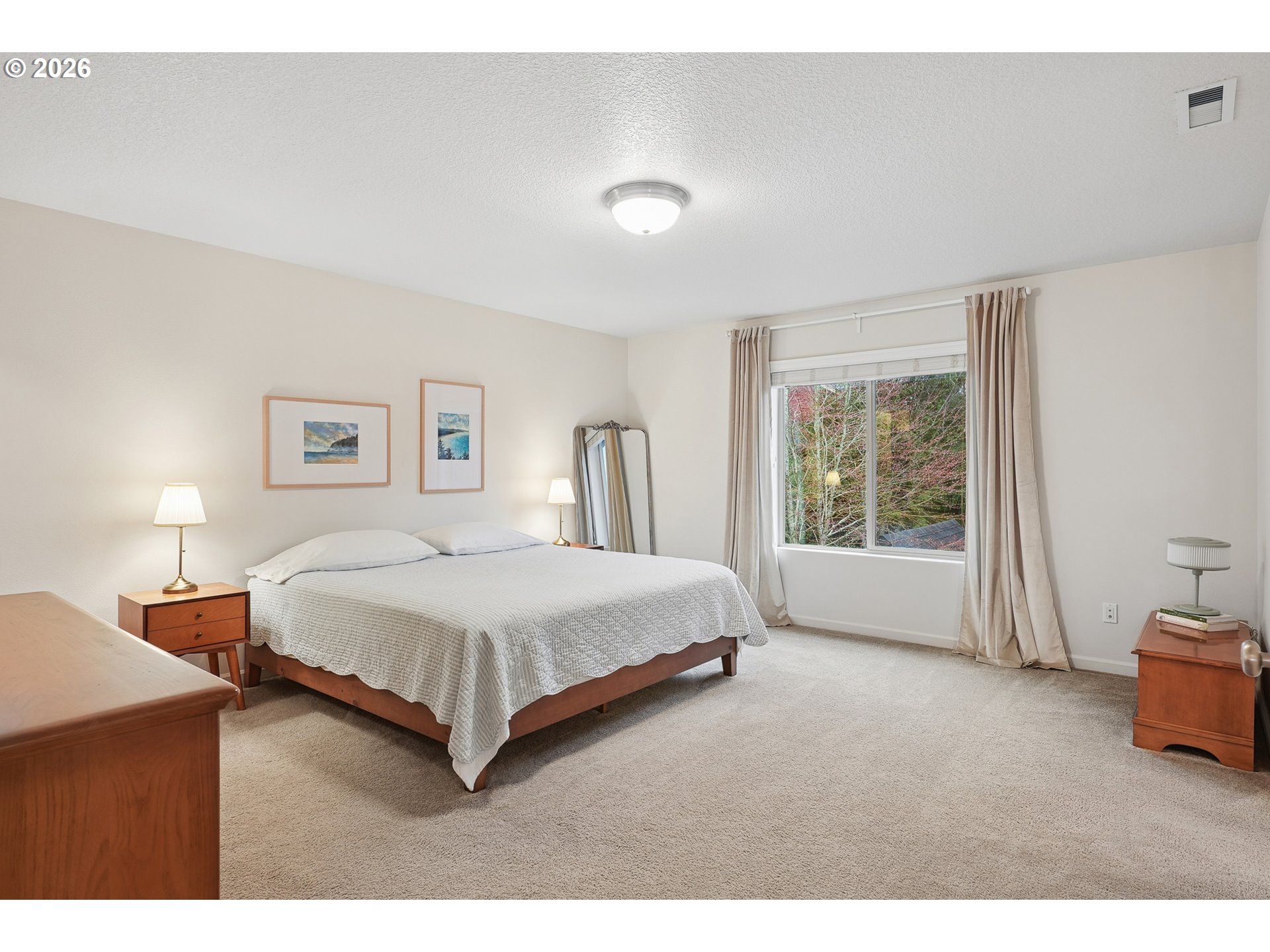 504 North Allen Creek Drive Ridgefield, WA 98642 - Photo 22 of 38 a spacious bedroom with a bed and a lamp