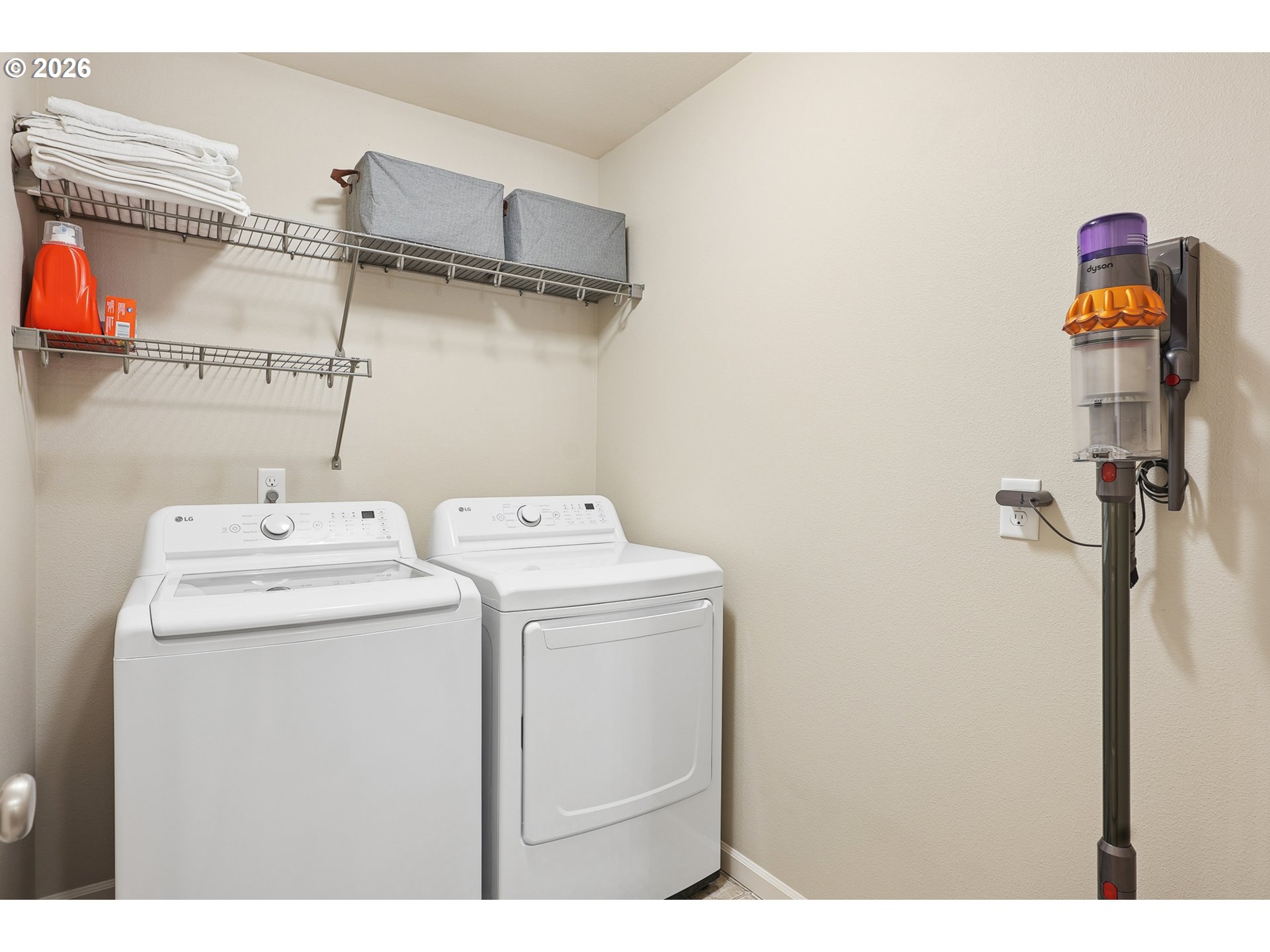 504 North Allen Creek Drive Ridgefield, WA 98642 - Photo 33 of 38 a utility room with dryer and washer