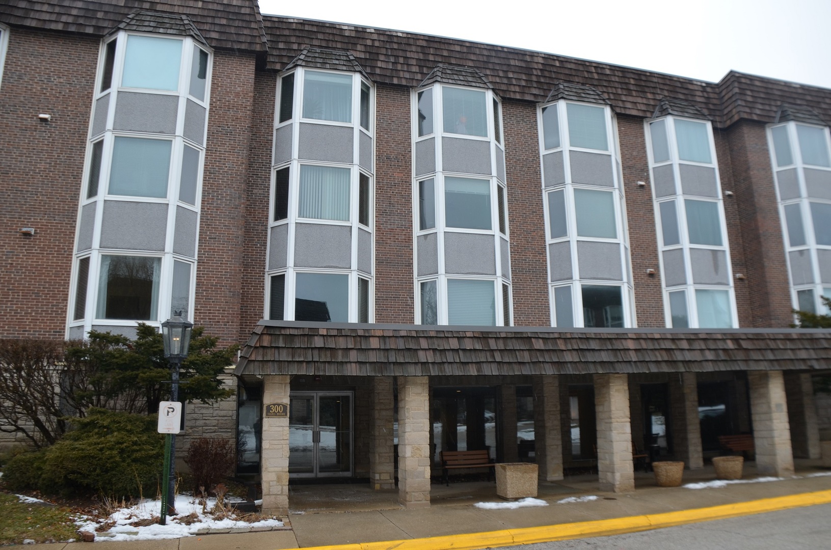 300 Thames Parkway, Unit 2H Park Ridge, IL 60068 - Photo 1 of 14