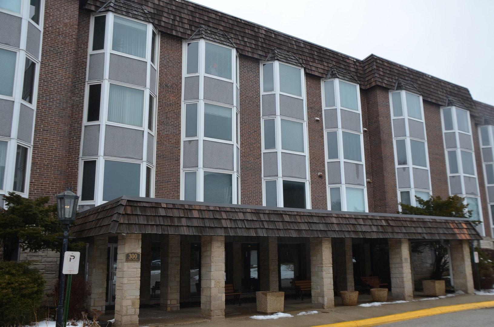 300 Thames Parkway, Unit 2H Park Ridge, IL 60068 - Photo 2 of 14