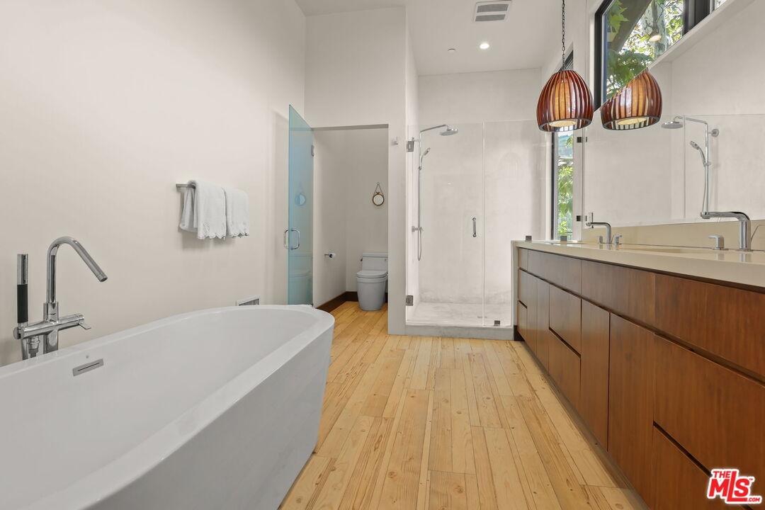 2835 Oak Point Drive Los Angeles, CA 90068 - Photo 21 of 50 a bathroom with a bathtub sink and mirror