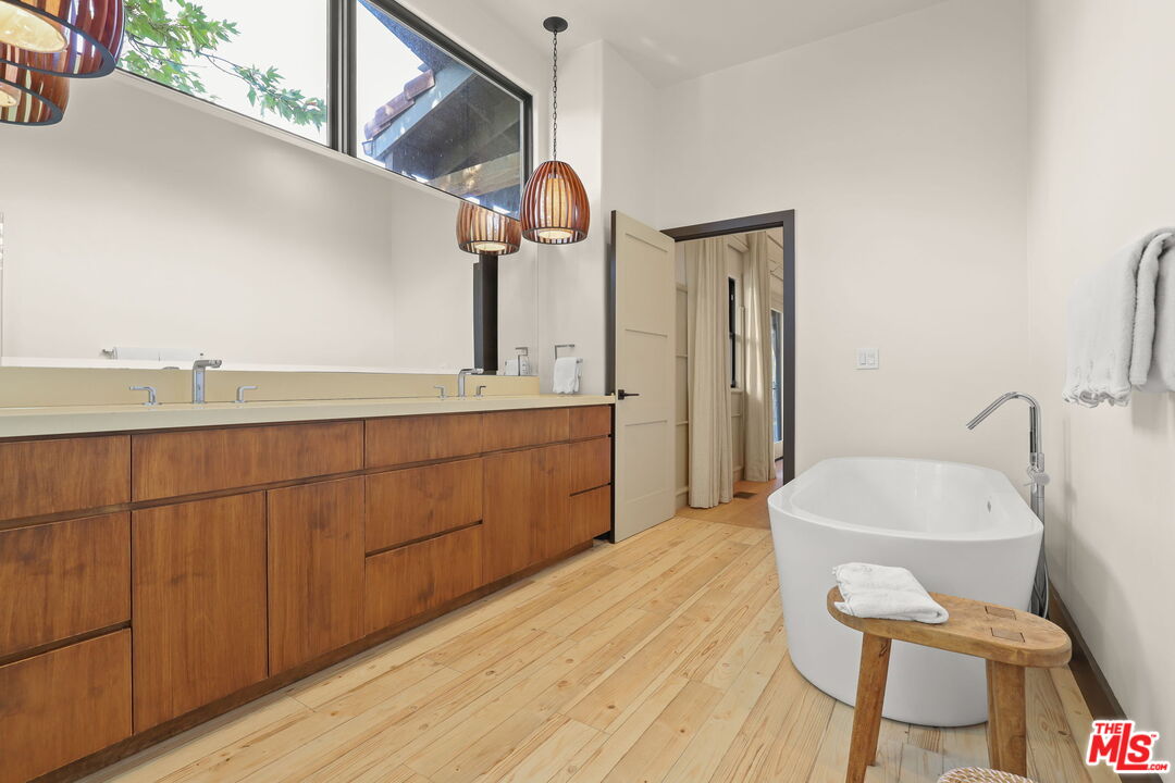 2835 Oak Point Drive Los Angeles, CA 90068 - Photo 22 of 50 a bathroom with a toilet a sink and mirror