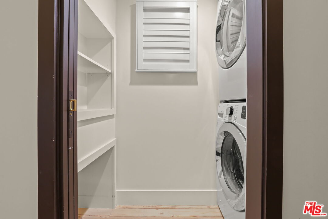 2835 Oak Point Drive Los Angeles, CA 90068 - Photo 29 of 50 a utility room with dryer and washer