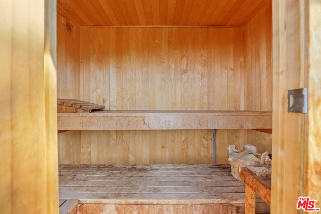 2835 Oak Point Drive Los Angeles, CA 90068 - Photo 38 of 50 a bathroom with a window