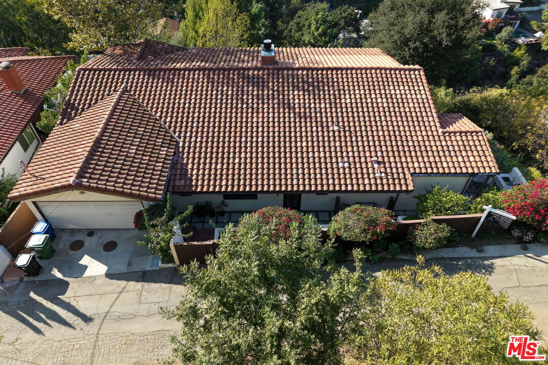 2835 Oak Point Drive Los Angeles, CA 90068 - Photo 39 of 50 a front view of a house