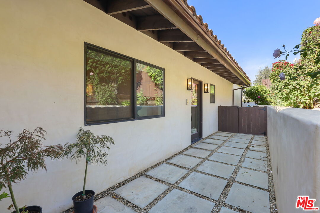 2835 Oak Point Drive Los Angeles, CA 90068 - Photo 4 of 50 a picture of a outdoor space