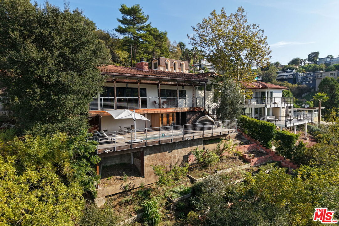 2835 Oak Point Drive Los Angeles, CA 90068 - Photo 41 of 50 a front view of house with yard and trees around