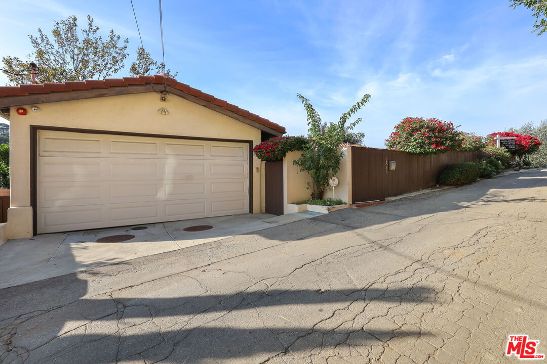 2835 Oak Point Drive Los Angeles, CA 90068 - Photo 47 of 50 a view of backyard of a house