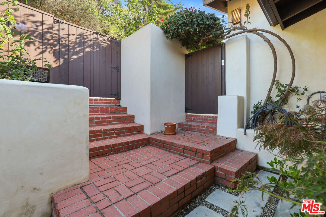 2835 Oak Point Drive Los Angeles, CA 90068 - Photo 5 of 50 a view of a backyard with sitting area