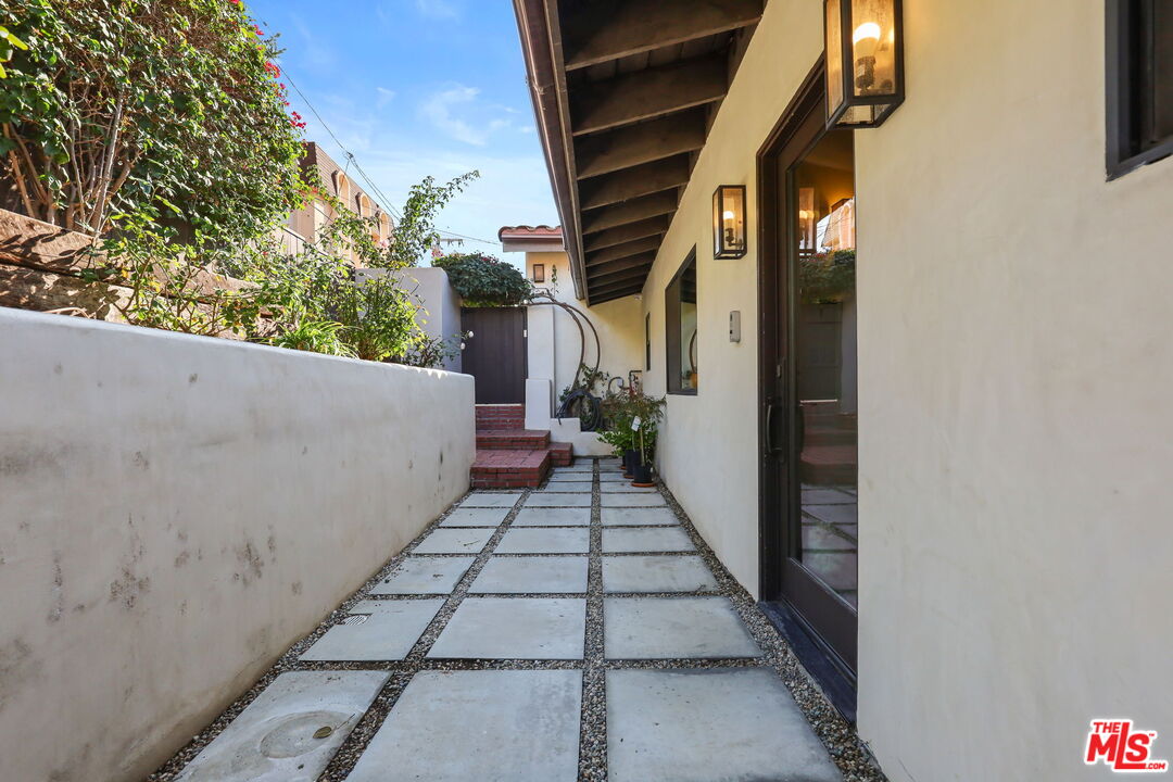 2835 Oak Point Drive Los Angeles, CA 90068 - Photo 6 of 50 a view of entryway