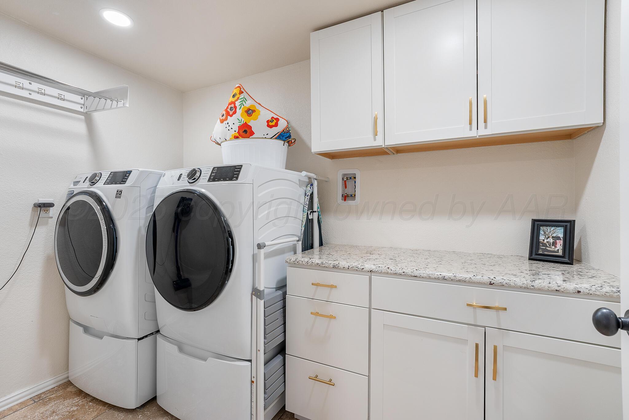 110 Caprock Lane Amarillo, TX 79118 - Photo 25 of 46 a utility room with sink dryer and washer