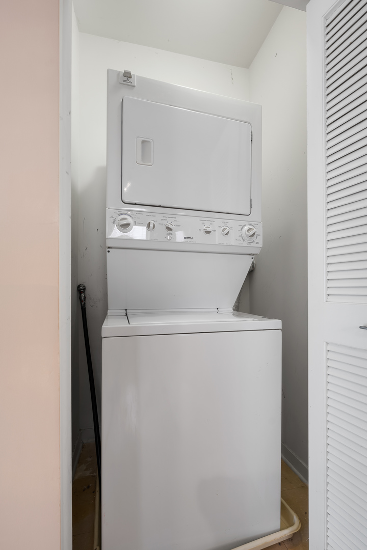 907 South Lytle Street, Unit 201 Chicago, IL 60607 - Photo 14 of 28 a utility room with dryer and washer