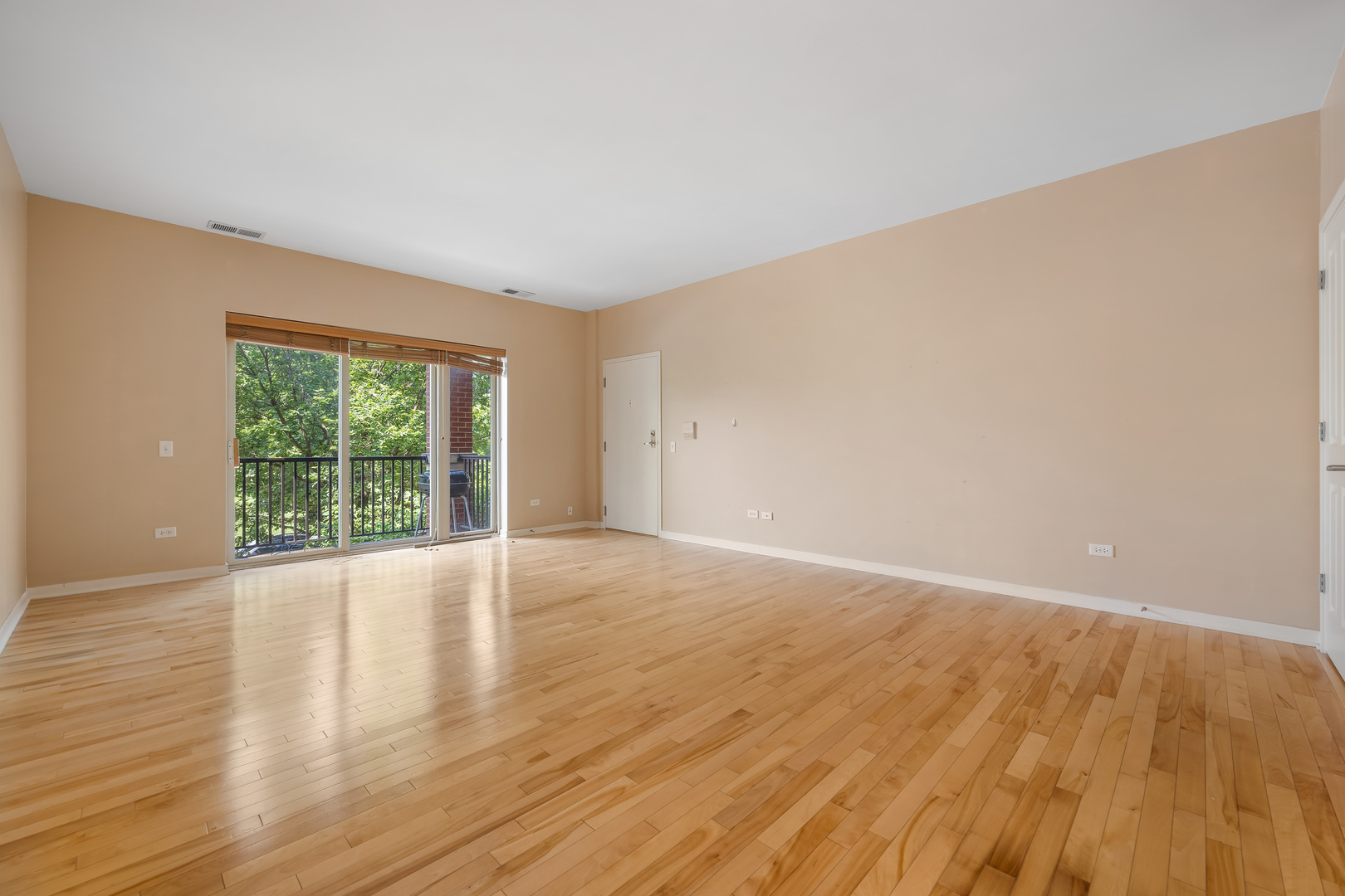 907 South Lytle Street, Unit 201 Chicago, IL 60607 - Photo 5 of 28 a view of an empty room with wooden floor and a window