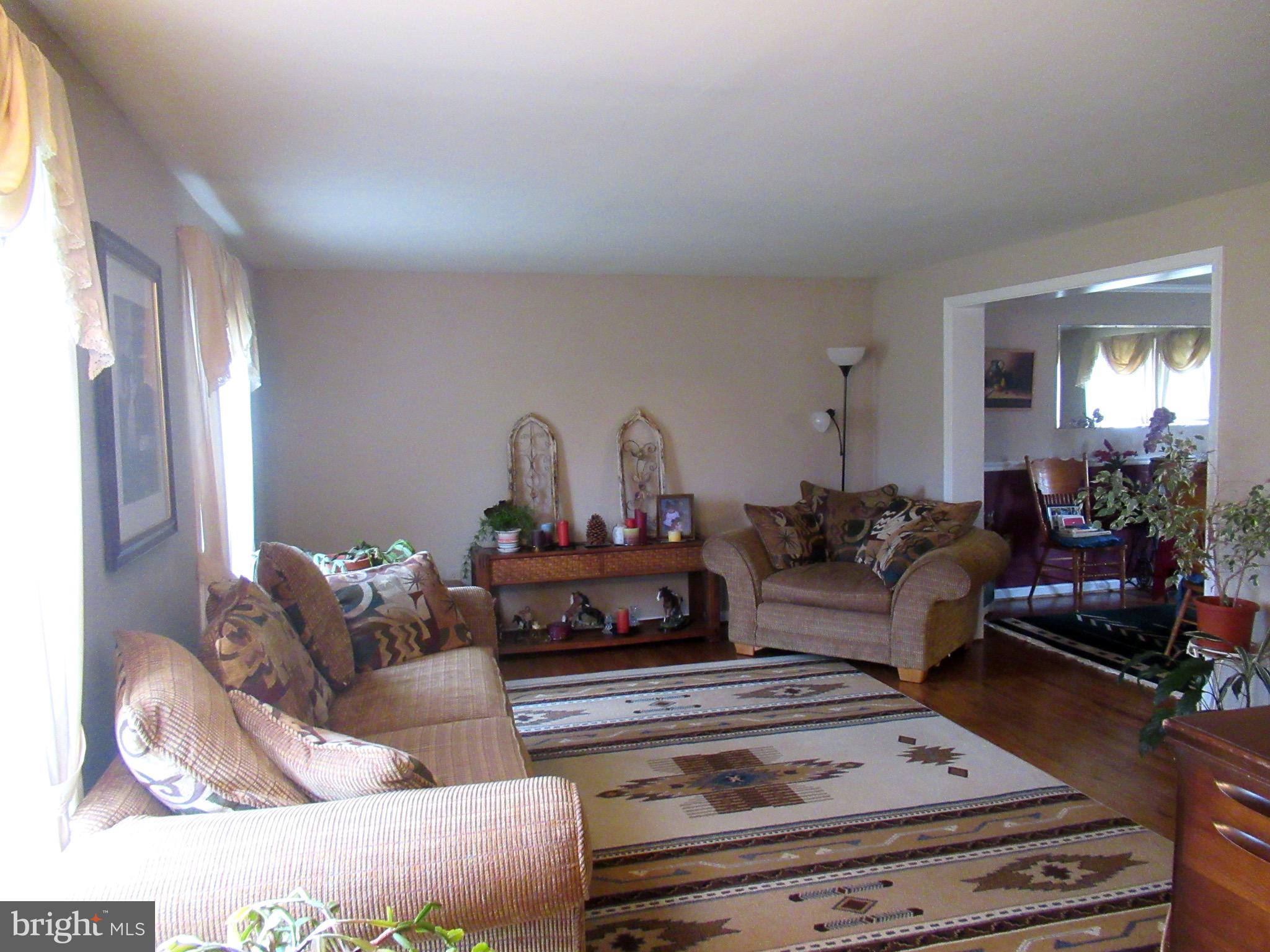 10044 Wesley Chapel Road Marshall, VA 20115 - Photo 12 of 19 Living Room