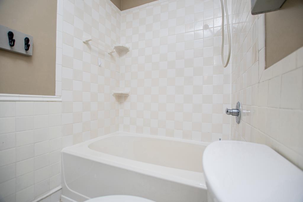 75 Cash Lane Bremen, GA 30110 - Photo 52 of 92 a bathroom with a white bath tub