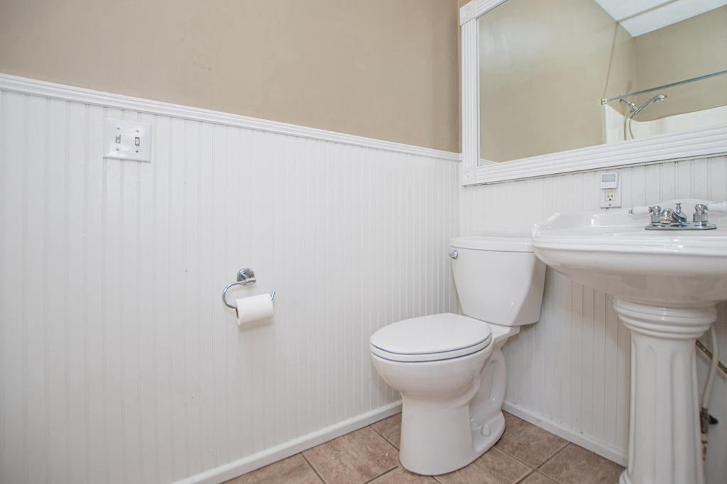 75 Cash Lane Bremen, GA 30110 - Photo 59 of 92 a bathroom with a toilet and a sink