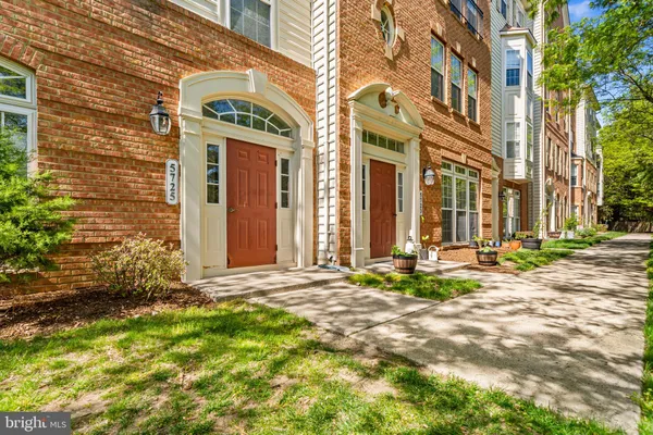 $615,000 | 5725 Callcott Way, Unit P, Alexandria, VA 22312