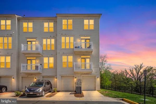 $615,000 | 5725 Callcott Way, Unit P, Alexandria, VA 22312