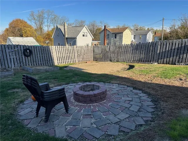 a view of a house with backyard and porch