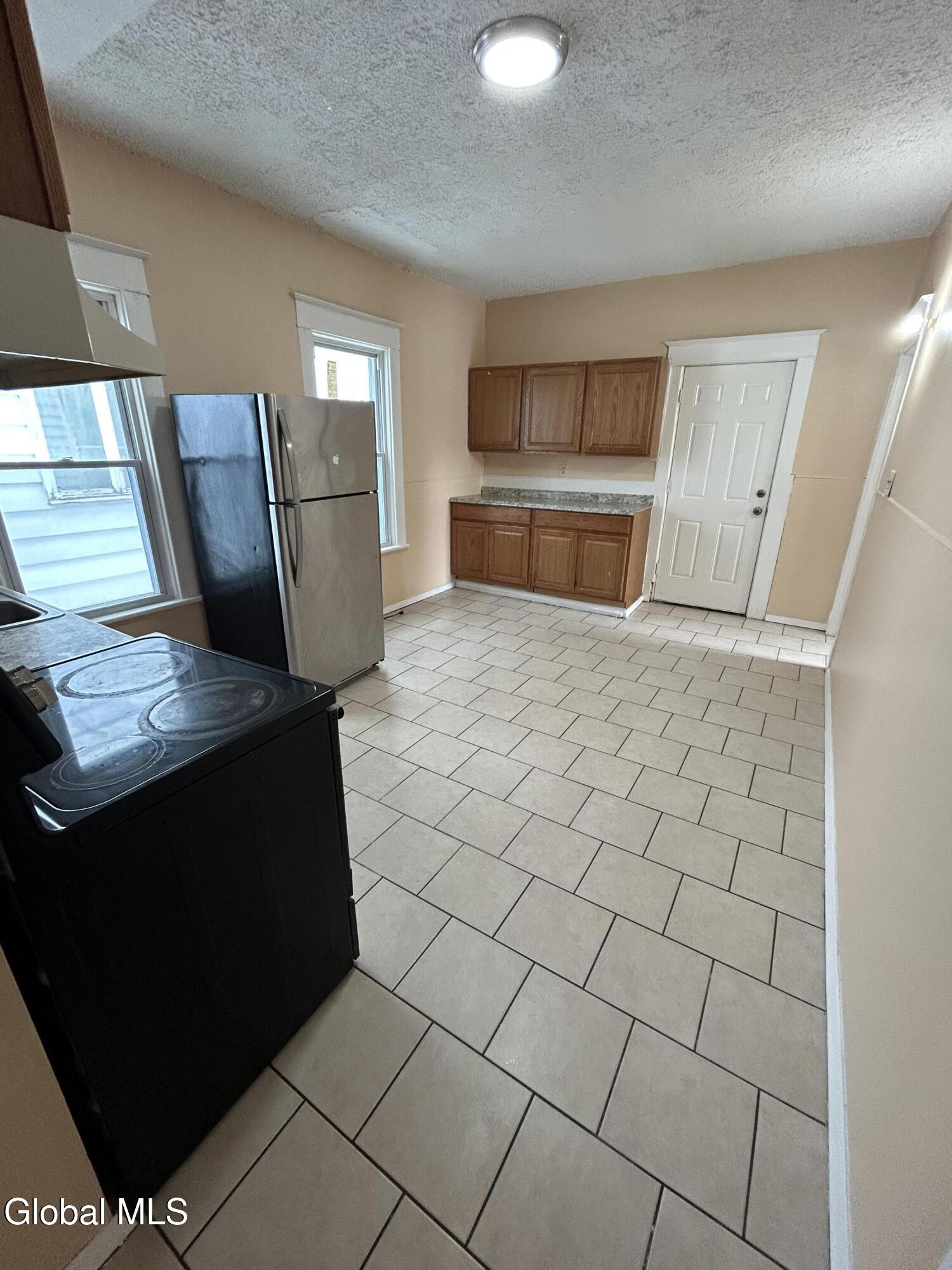 1075 Pleasant Street Schenectady, NY 12303 - Photo 4 of 28 IMG_3727