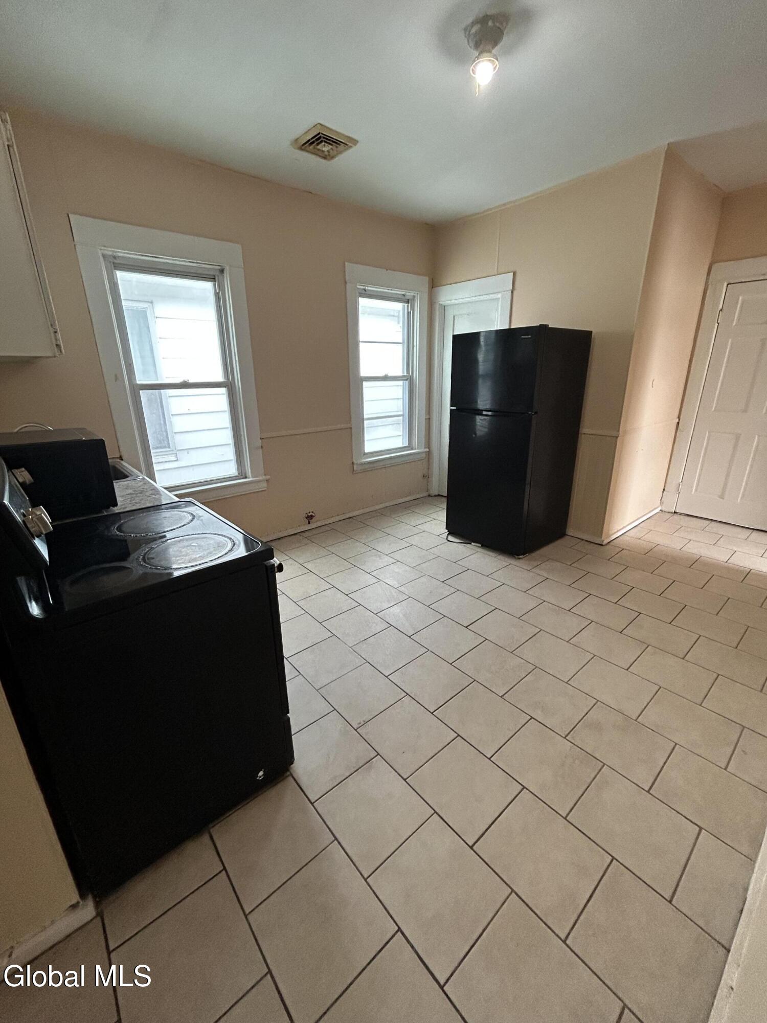 1075 Pleasant Street Schenectady, NY 12303 - Photo 5 of 28 IMG_3738